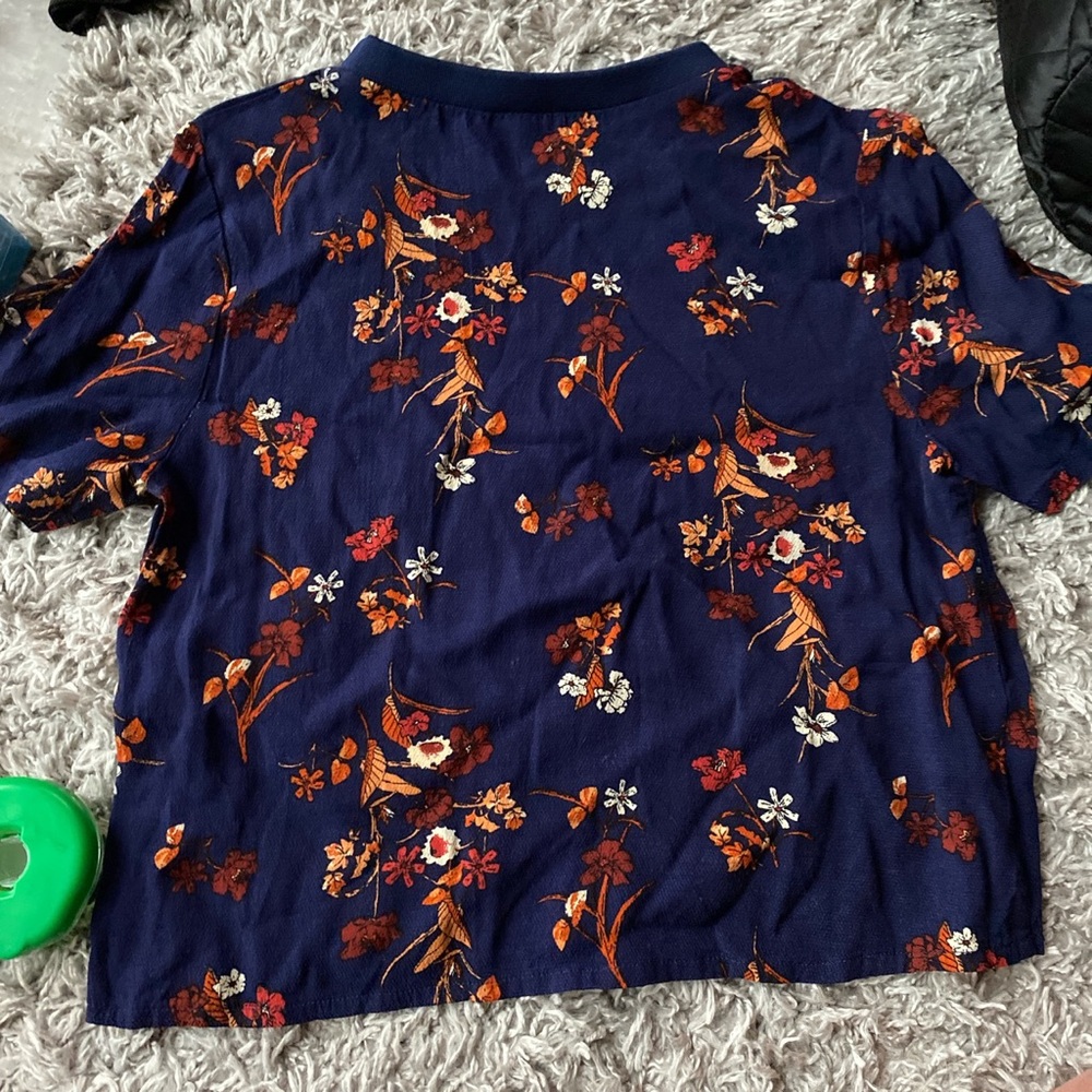 Bronze floral navy tee